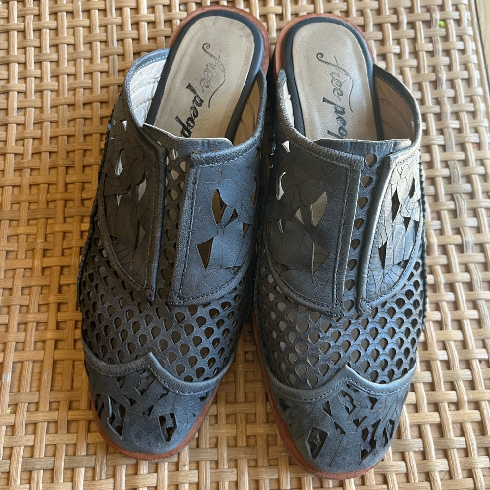 FREE PEOPLE MULES. Great condition! Size 37.5